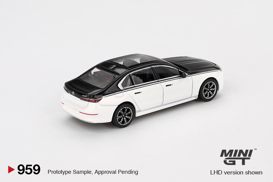 Mô hình xe Mini GT 1:64 BMW i7 xDrive60 Alpine White / Black Sapphire - MGT00959